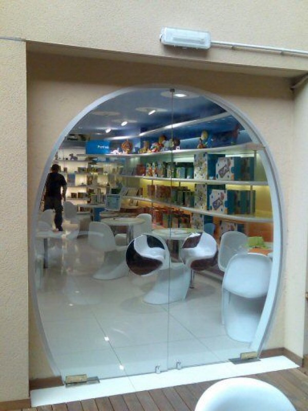 Entrada de cristal para tienda Imaginarium en Barcelona Una vista impecable e innovadora al instalar dos puertas  de cristal completado un arco. Cumplimos con la exigencia de un diseño y funcionalidad con alta seguridad en una de las tienda más originales del Paseo de Gracia de Barcelona.