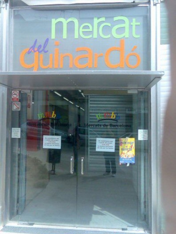 Entrada de cristal para el Mercat del Guinardó en Barcelona Este proyecto en un lugar muy concurrido en el cual había problemas y hemos dado soluciones, dando a conocer el cristal más idóneo que sea resistente al golpe; y, utilizamos anclajes  de total fiabilidad.