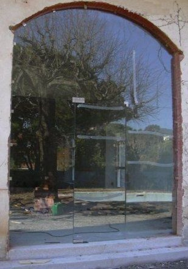 Entrada de cristal para bufete de abogados en finca rustica Instalación securit en finca rústica compuesta por cristales templados de gran resistencia para la entrada de unas oficinas que querían un diseño algo fuera de lo normal.